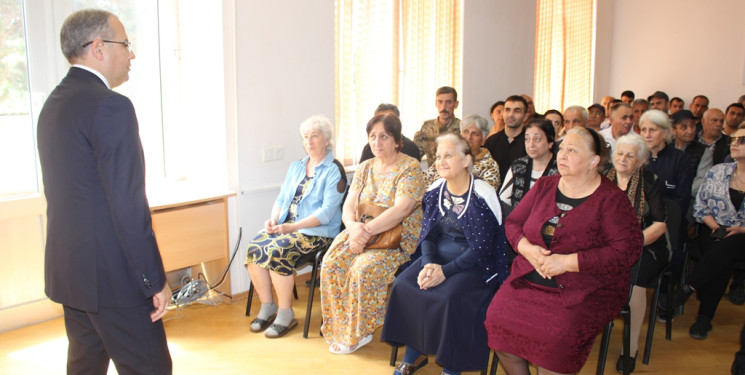 Rayon İcra Hakimiyyətinin başçısı 50 nömrəli tam orta məktəbdə sakinlərlə səyyar görüş keçirmişdir